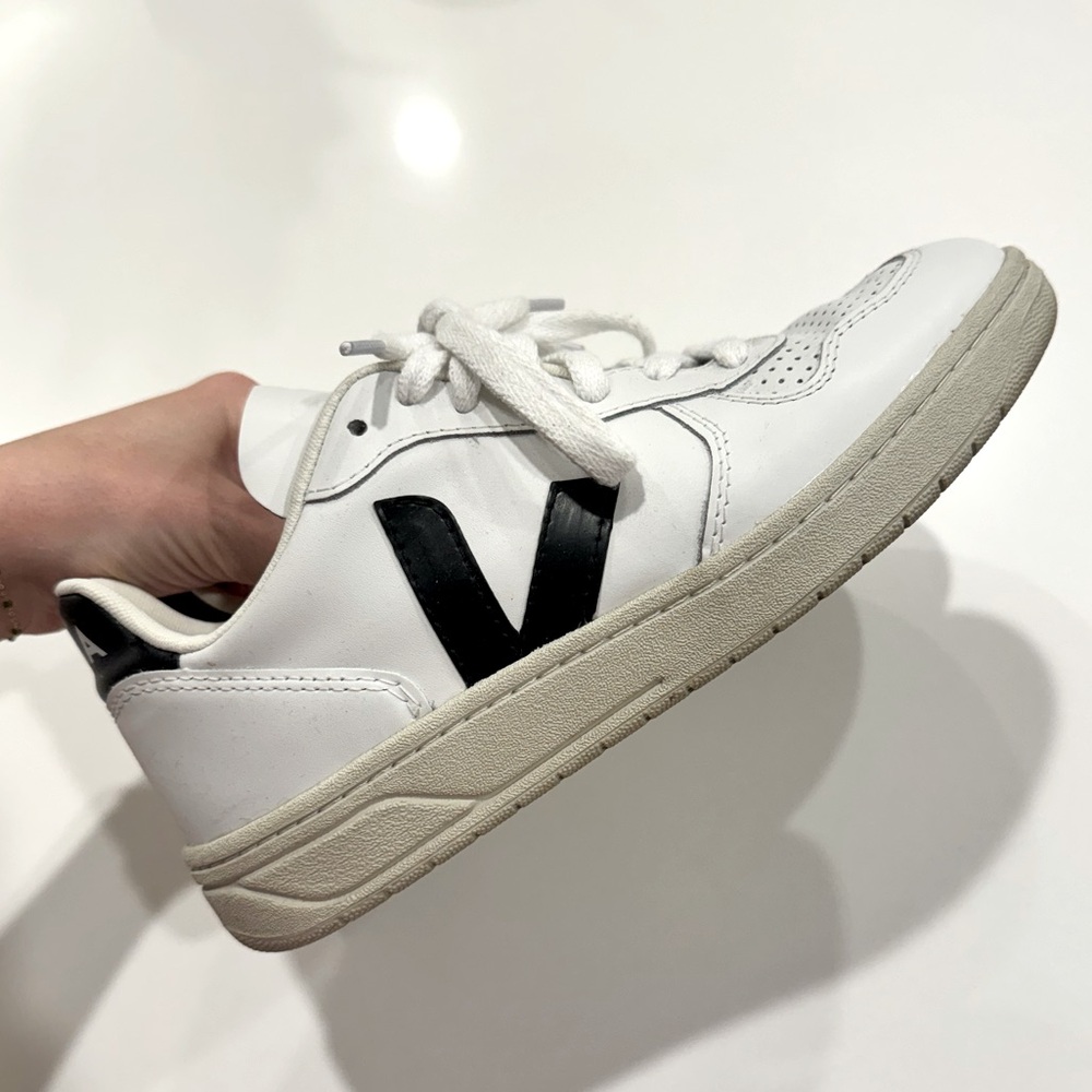 Women’s Veja V-10 Sneaker - Extra White/Black - Size US 5, EU 36
